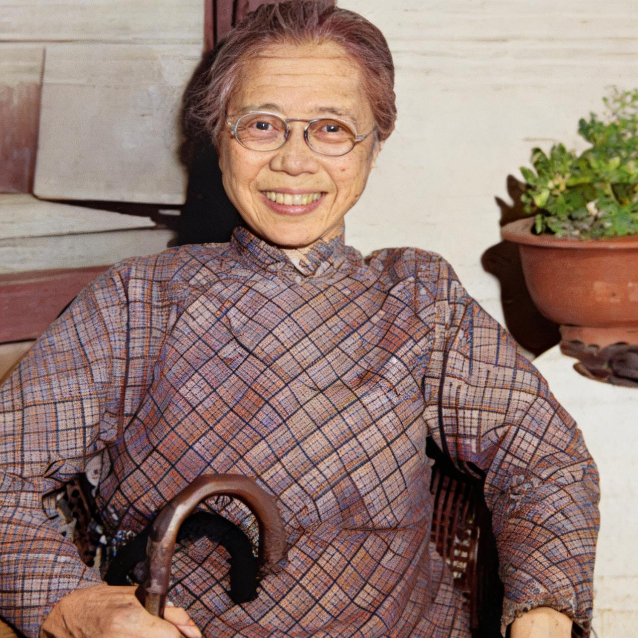 胡适的红颜知己曹诚英晚年，一张罕见的留影，照片拍摄于1970年，当时的她已经年过