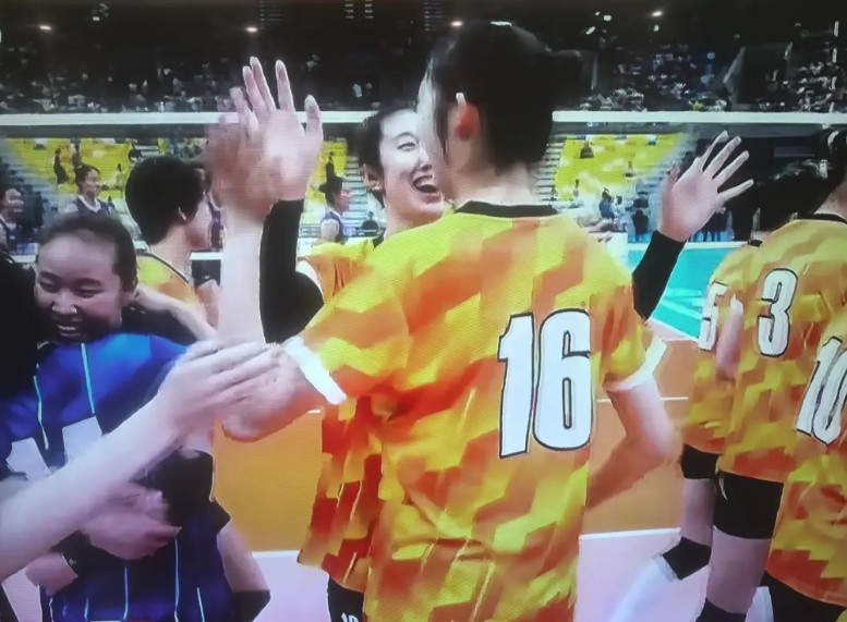 全国女排全锦赛，上海3比2战胜山东，获得冠军。山东队输在主攻实力不济，车文涵和郭