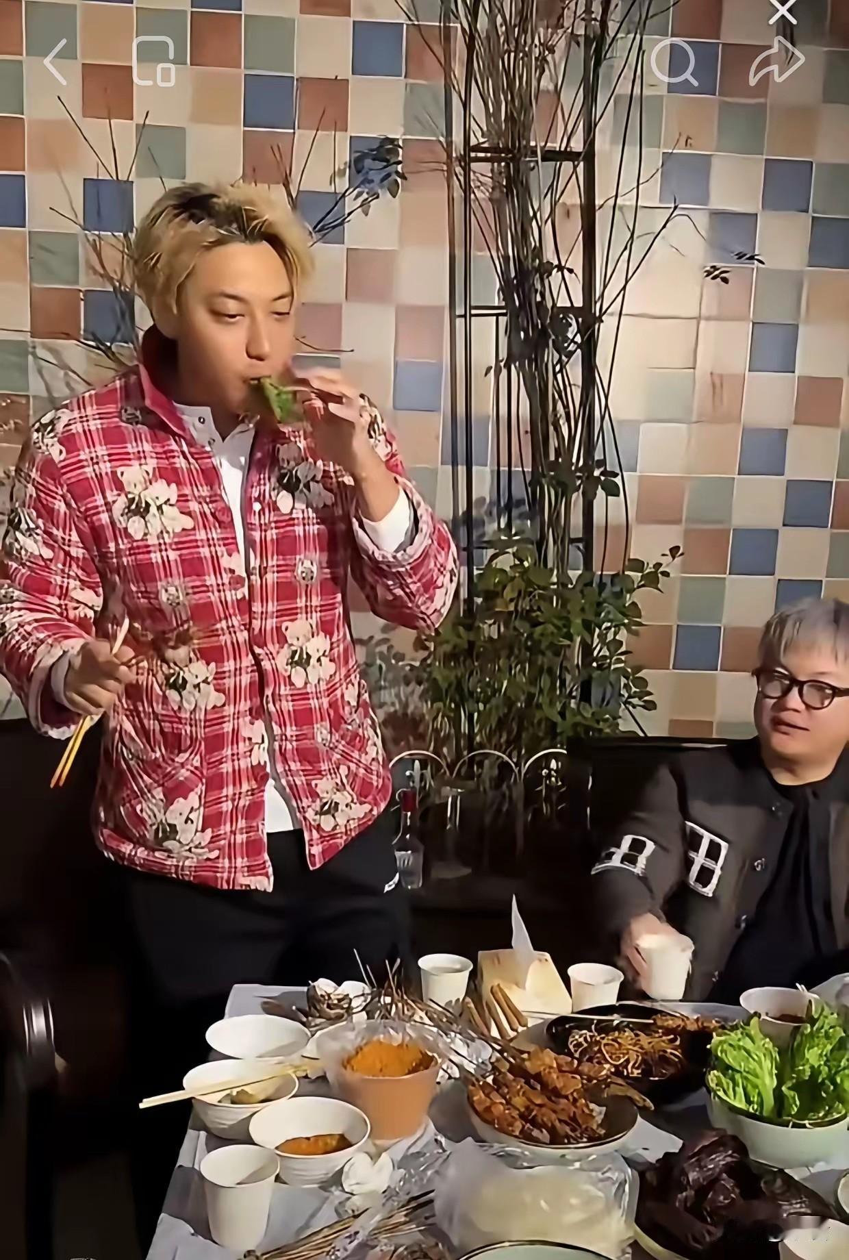 笑不活了！这就是传说中的“归化”成果吗？黄子韬这“省服”一穿，偶像包袱直接碎了