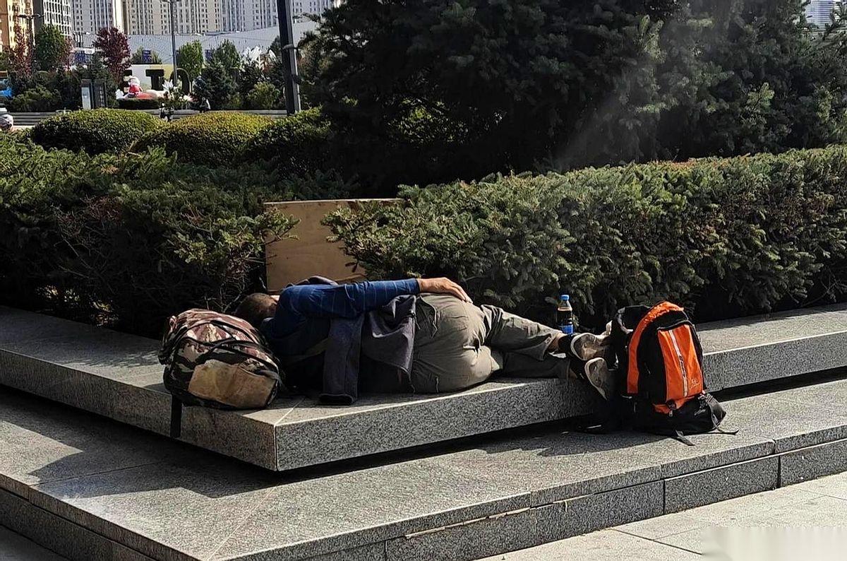 哈尔滨西站，一个52岁的男人，就这么躺下了。不是累瘫了，也不是病了，就是为了省