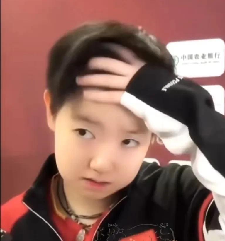 大家发现没？原来莎莎这么聪明是有原因的！看见莎莎撩起刘海露出额头的时候，额头是