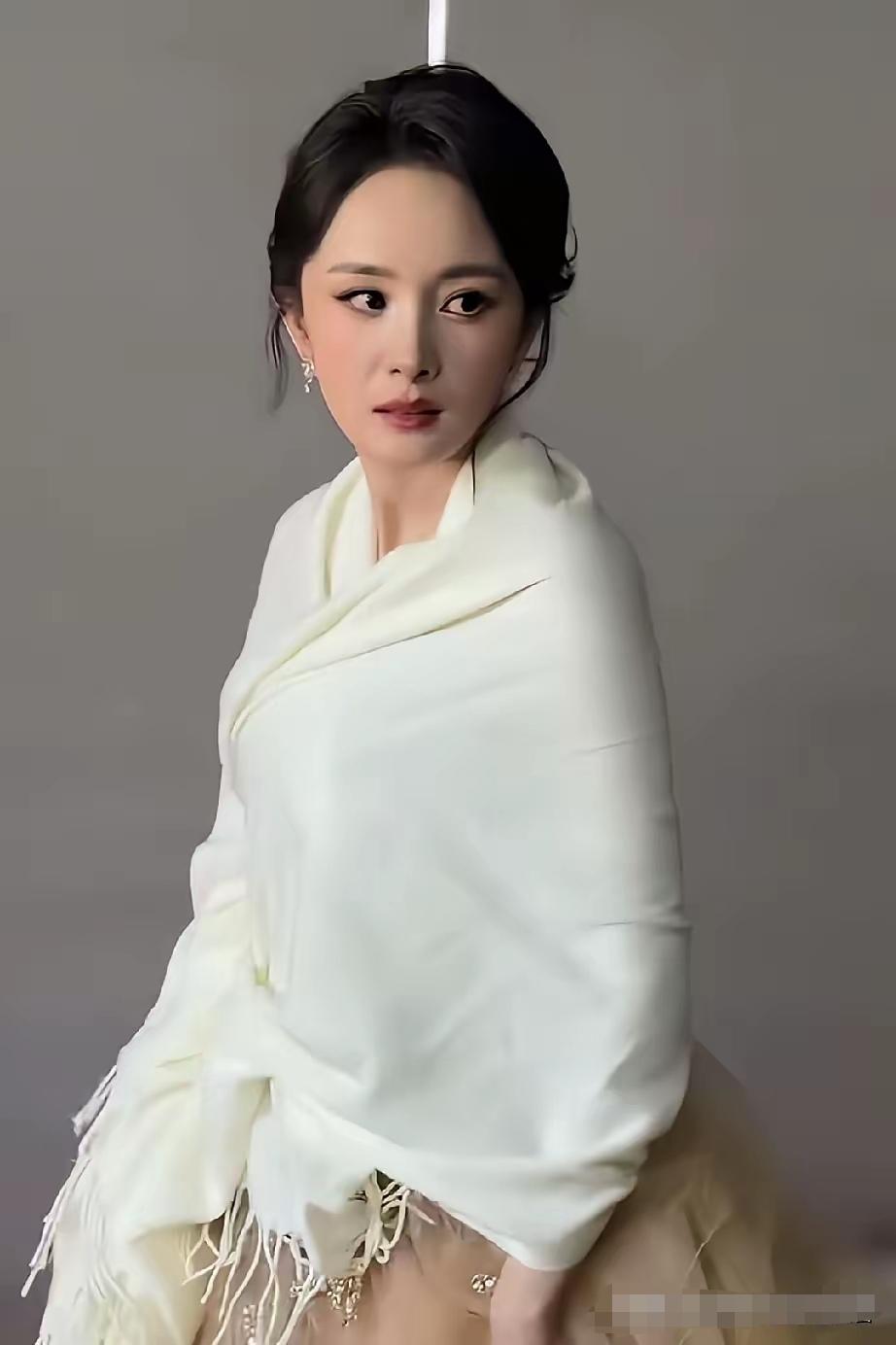 从来没看见杨幂穿的这么保守。浑身上下捂得严严实实的。以前大冬天的穿个羽绒服都要把