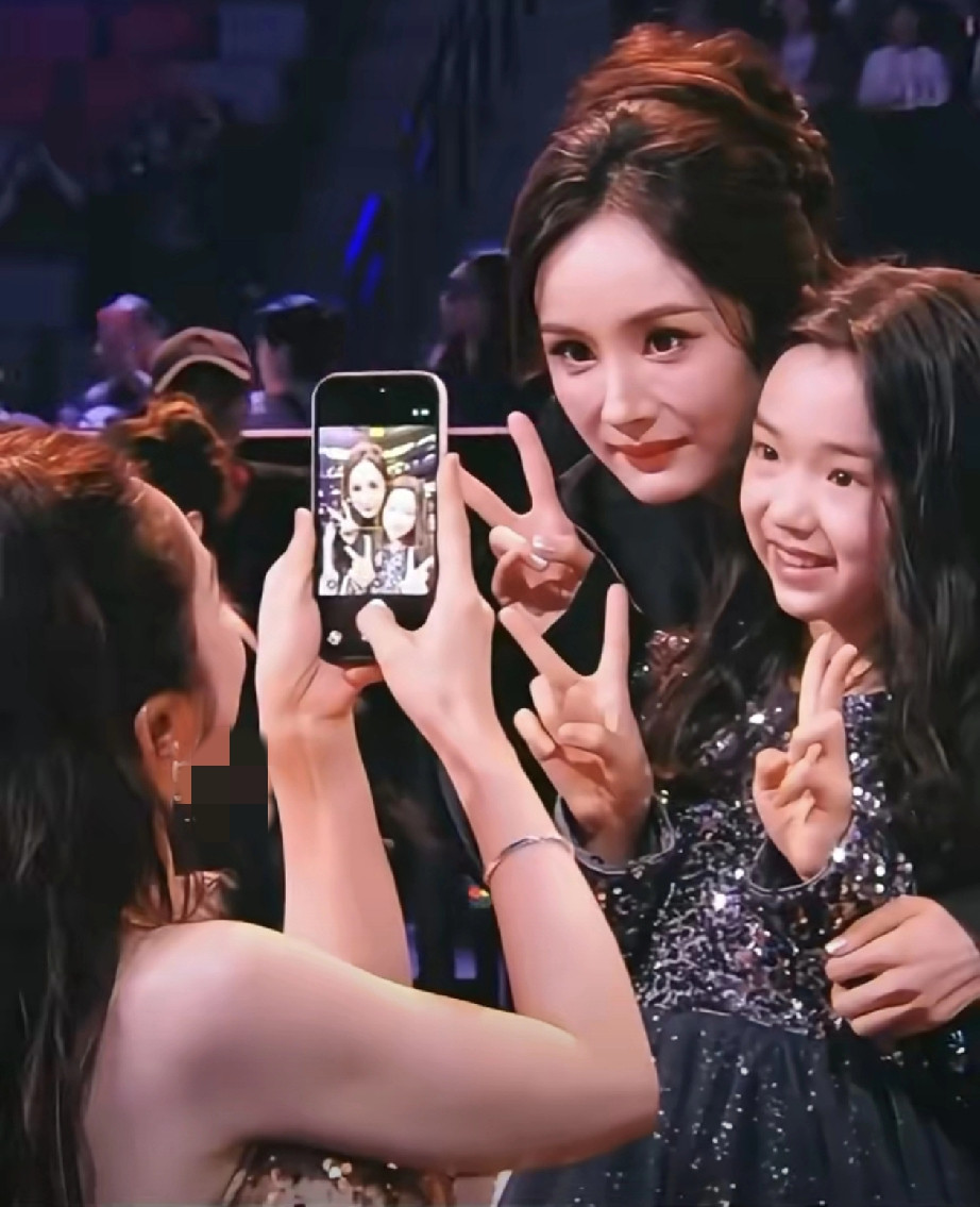 高清镜头下，杨幂的脸已经禁不起检验了！杨幂参加活动时，想和董璇的女儿小酒窝合