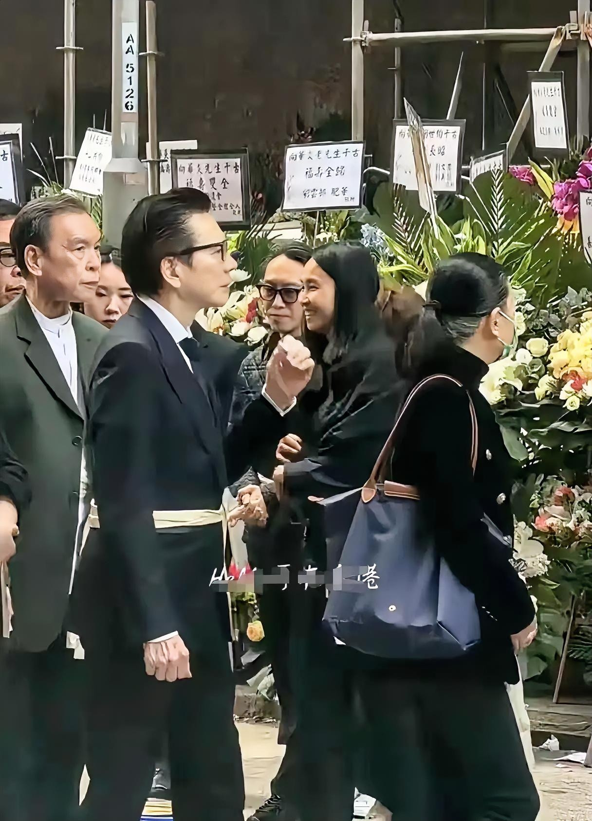 78岁向华强，不输年轻人。出席向华炎葬礼，他西装挺拔无肚腩。你觉得这是天生抗