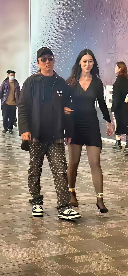 思聪的脸上为什么是一副生无可恋的样子无论是金钱还是美人事业一样都不缺难