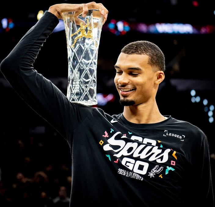 文班亚马领取DPOY奖杯，当晚比赛，文班亚马脑震荡退赛；SGA领取年度关键