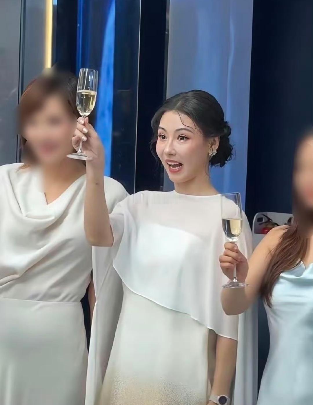 原来明星也逃不过中年发福啊！真不敢想以前年轻时那么好看，现在竟成这个样子了！