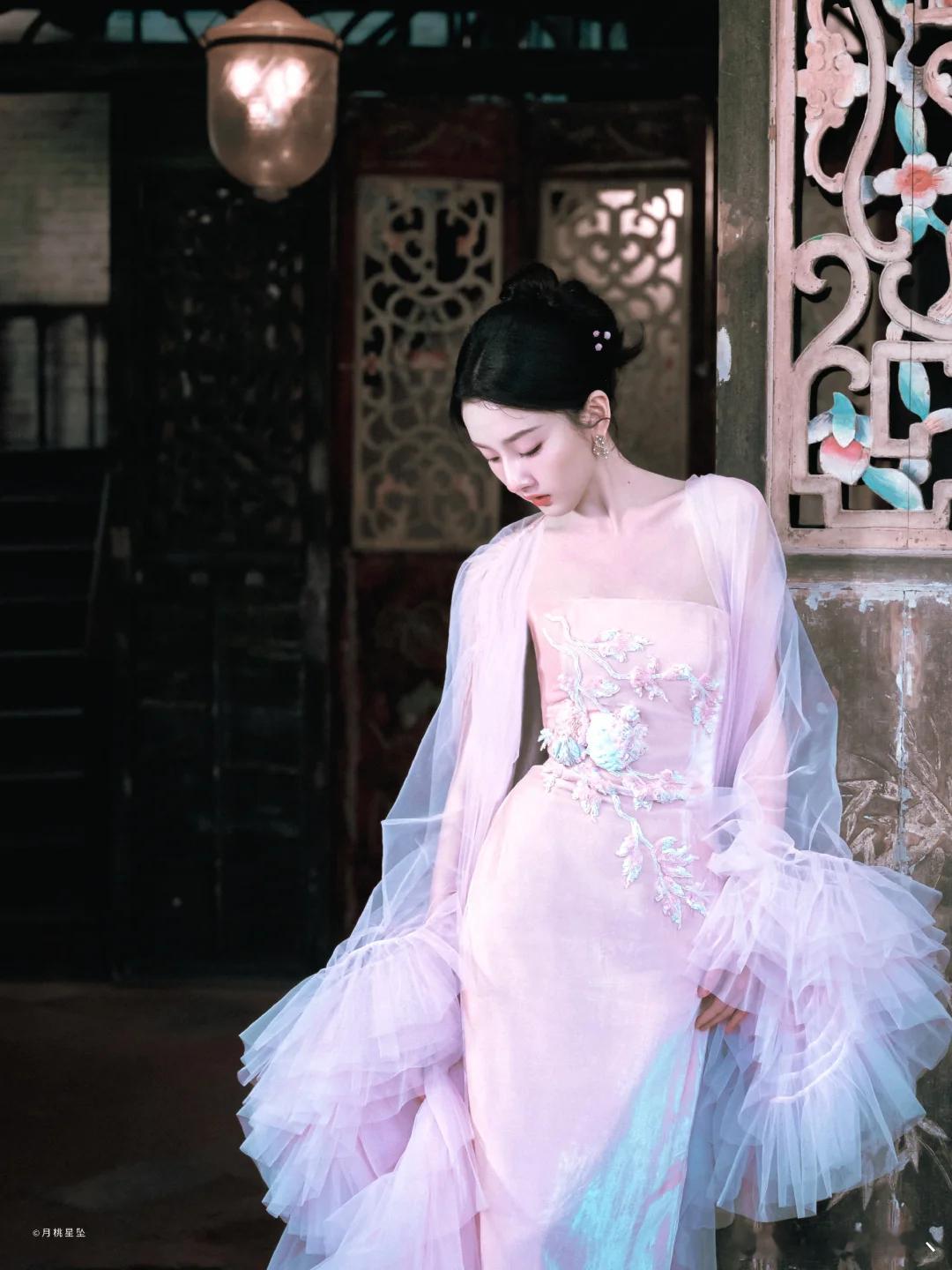 宋祖儿人面桃花相映红