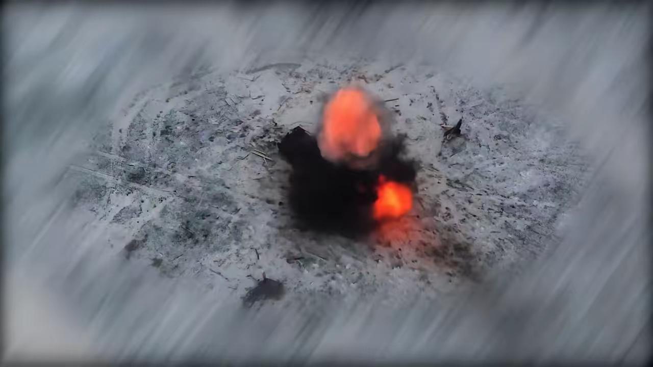 冲进俄军坦克底部自爆，乌军开始大量投入自爆机器人，钻进坦克装甲车底部爆炸。绕过侧