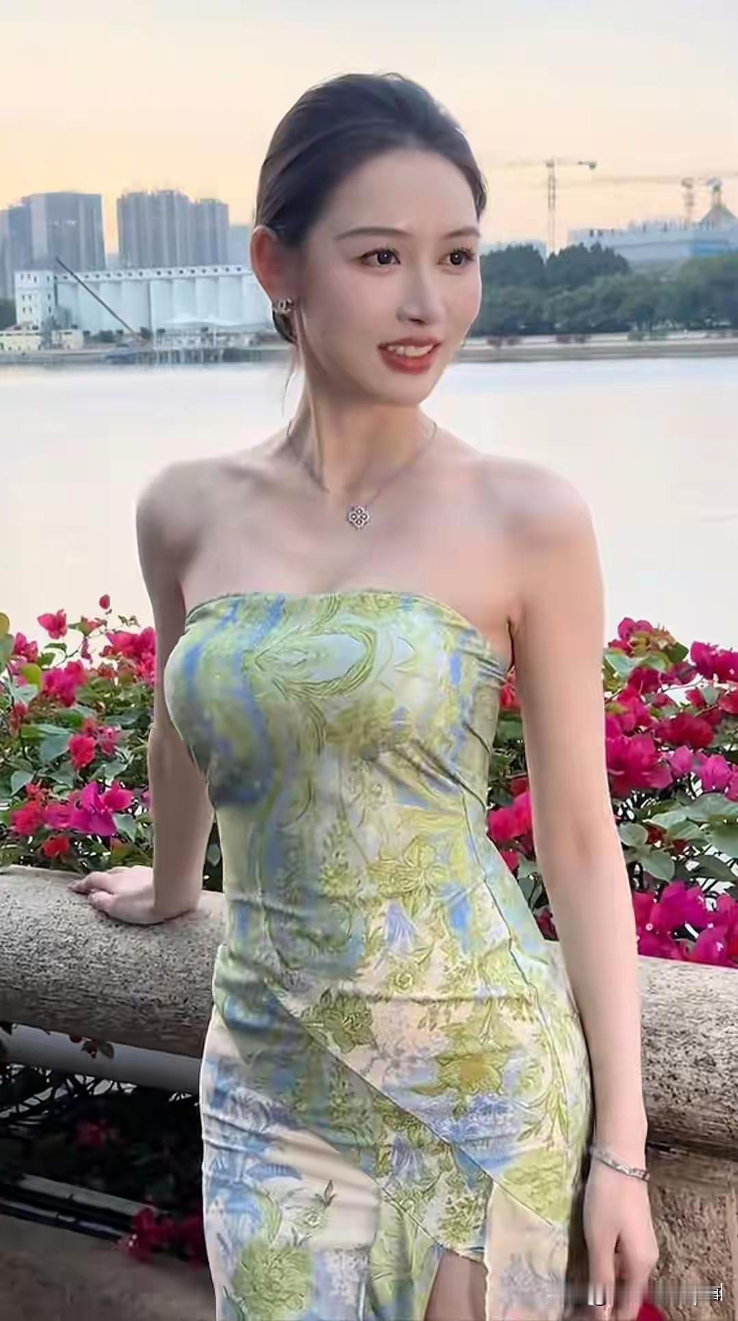 优雅的湖畔时光，惊艳的晚礼服，尽显迷人魅力。