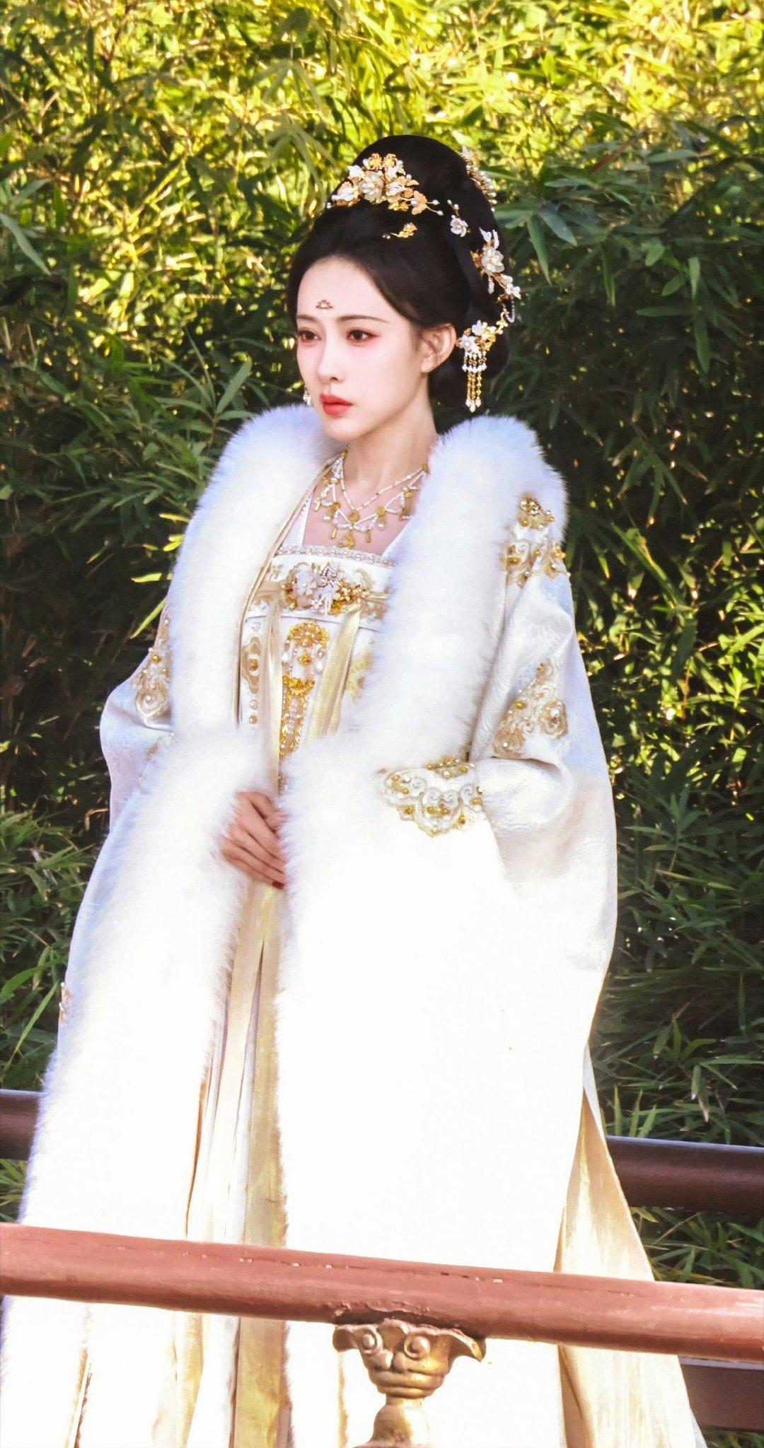 孟子义尚公主白金大氅这套华丽又暖和狠狠期待孟子义的《尚公主》啦