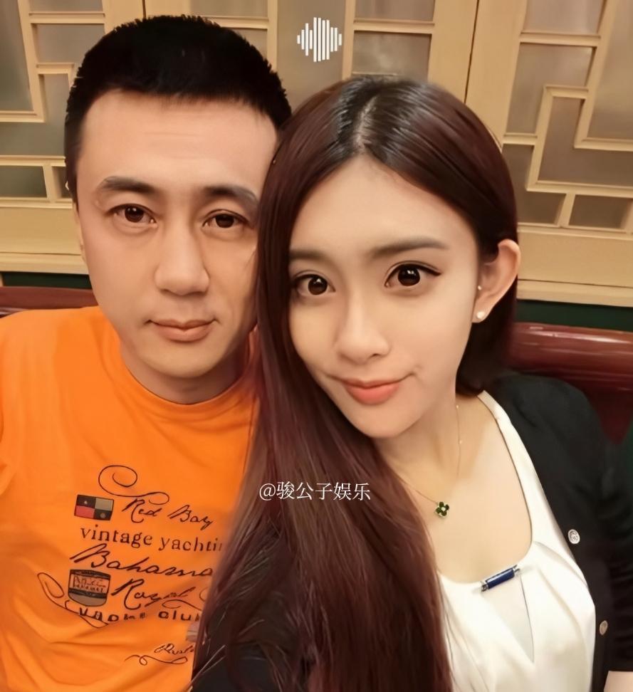 你能相信吗？这位看起来好年轻乍以为是孟子义男友的男士，竟然是她的父亲！难怪孟子义