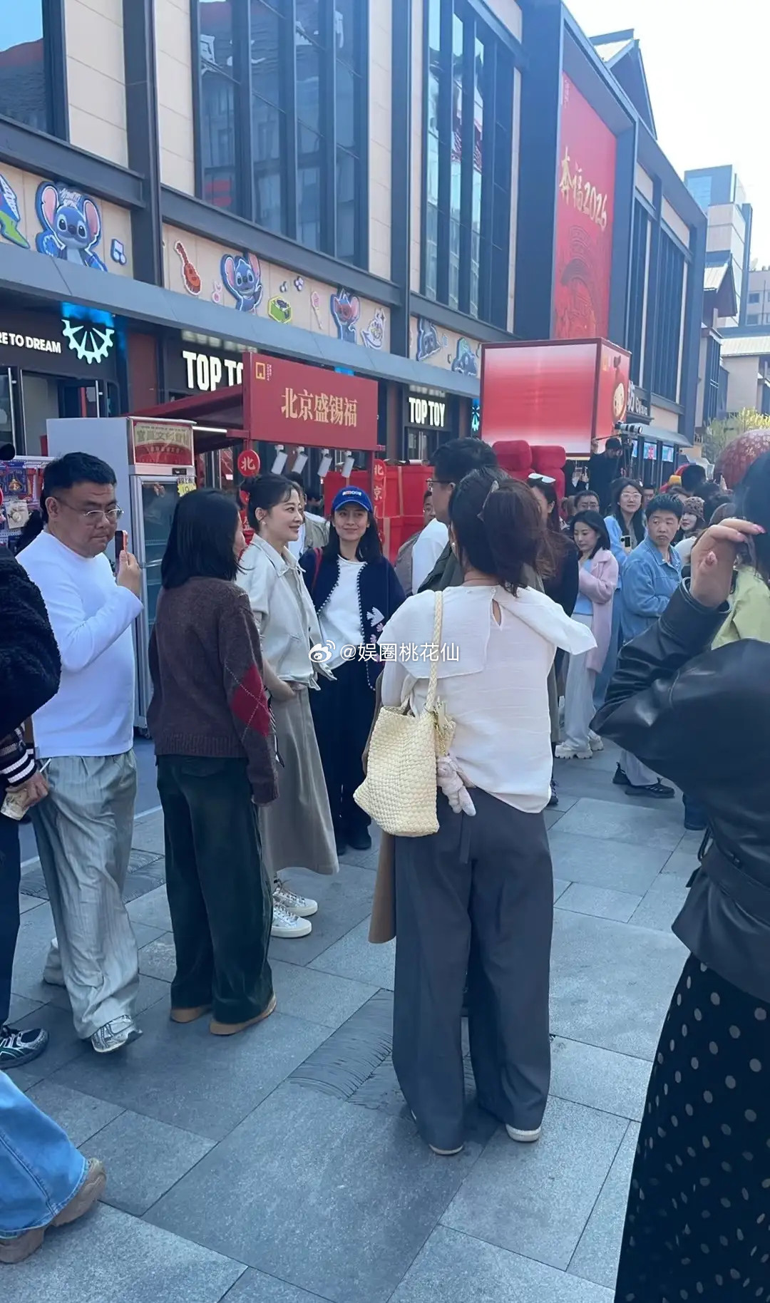 梅婷街边录制节目，一身休闲穿搭简约清爽，状态在线，年轻时尚又有活力，气质依旧出众