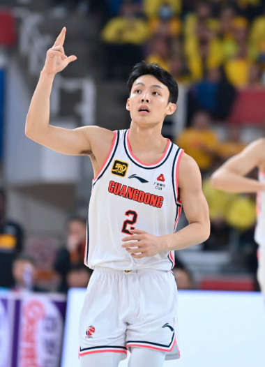 广东队五大国手级别阵容最少可以保持未来5-8年以上的冲冠实力:1.徐杰25岁