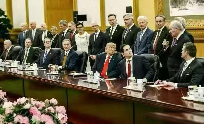 有人说美国社会等级森严，在权力面前，资本大佬们连坐下来的份都没有。这画面看着确