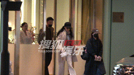 刘亦菲素颜做美容刘亦菲现身某高端美容中心做护理！当天，刘亦菲身穿白色羊绒大衣搭配