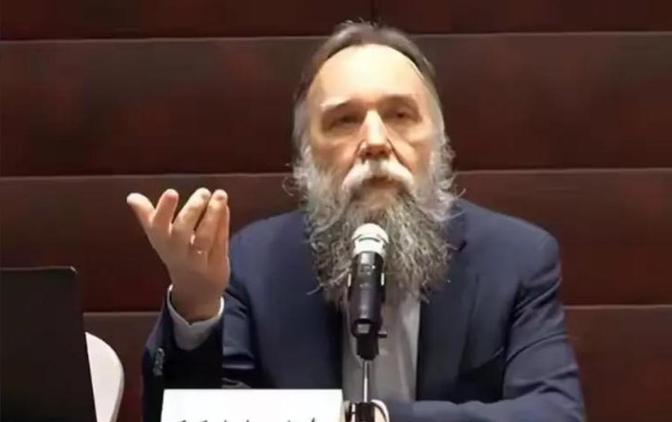 北极火药桶即将引爆？俄罗斯国师杜金惊人预言：2025年全球战争新焦点竟是这片冰雪战场！