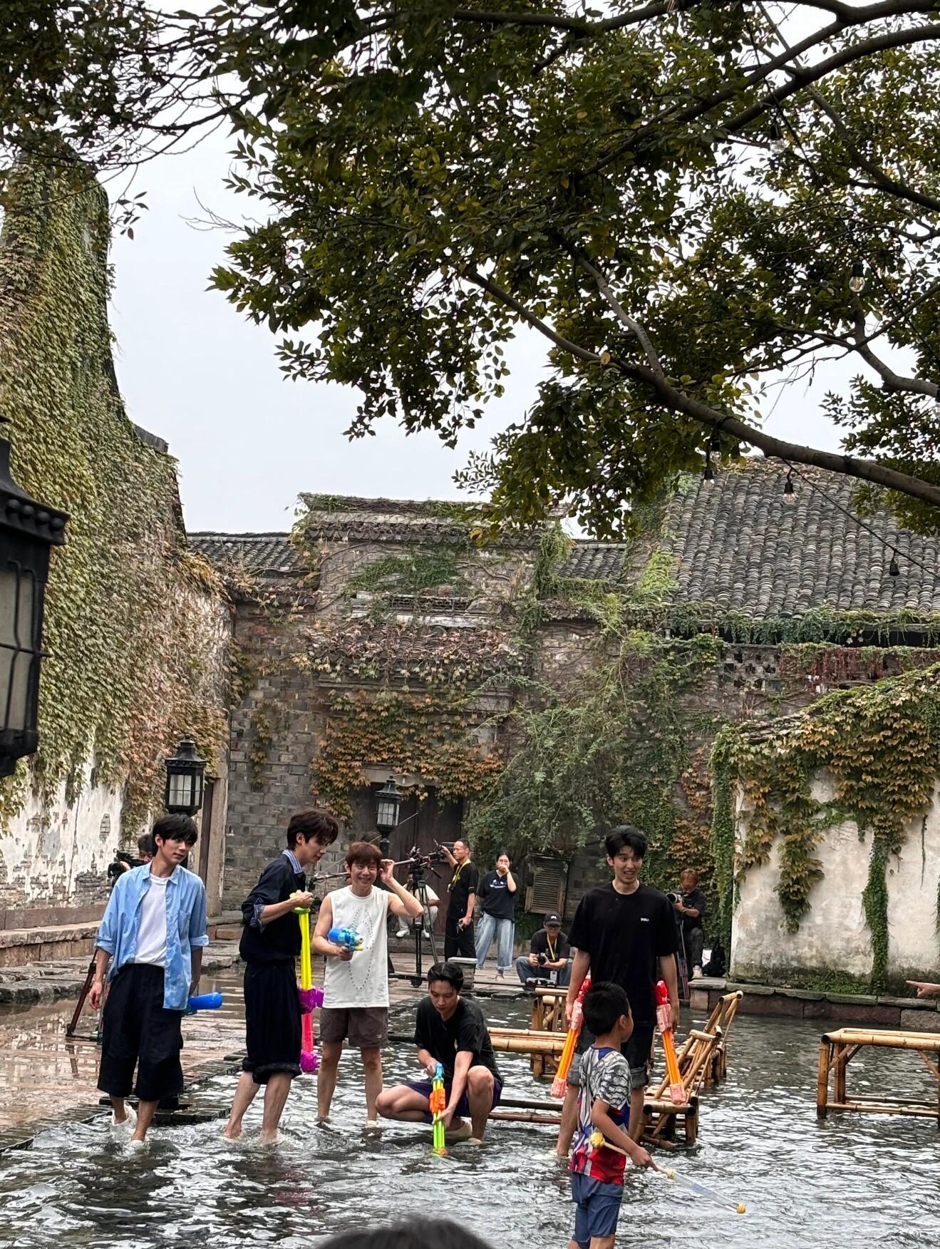 何炅，张子枫，彭昱畅乌镇《向往的生活》拍摄花絮…​​​