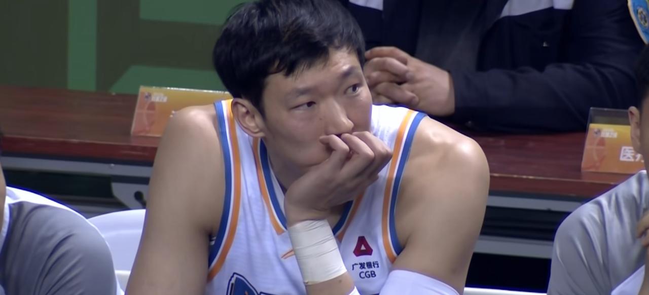 周琦加盟北京北汽队后，打球状态确实有点挣扎。在北汽队，他很难成为核心和顶梁柱。从