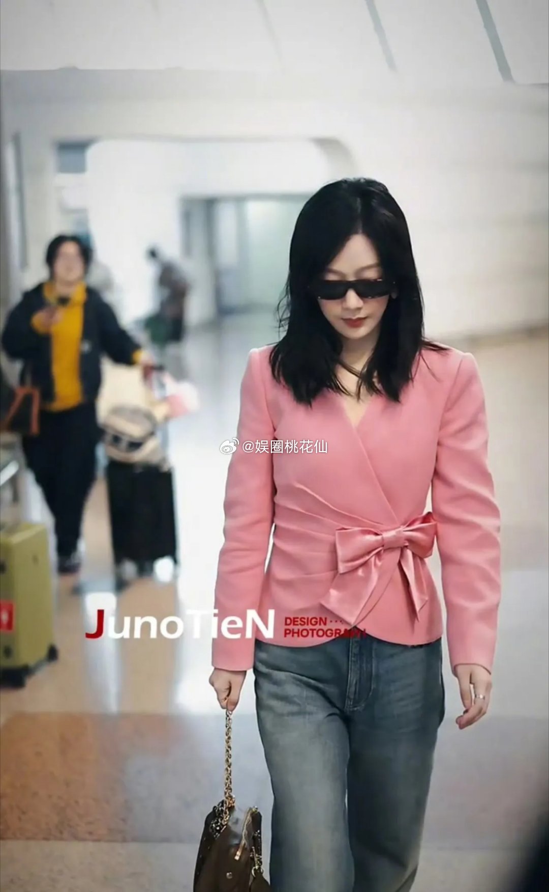杨紫罗马时装周造型被粉丝吐槽上热搜了！这次她穿粉色西装搭配牛仔裤出发，路透一出来