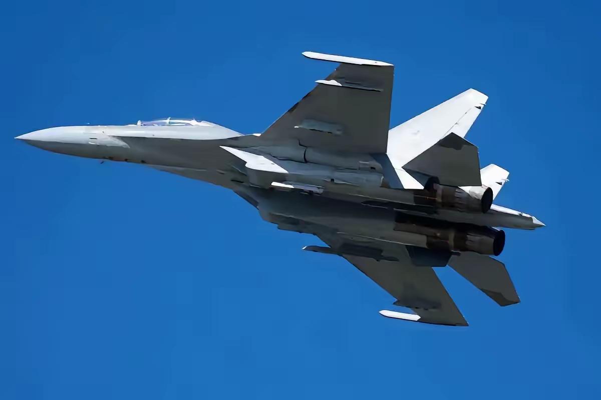 万米高空亮剑！武辉果断击落空飘物，捍卫领空寸土不让非法闯入我国领空，绝不姑