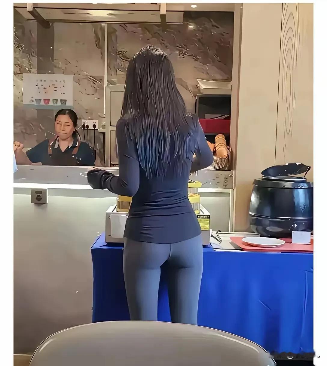 好的身材让人看了着实血脉偾张，也不知道是哪个老侄子研究的鲨鱼裤，你还别说，真是好