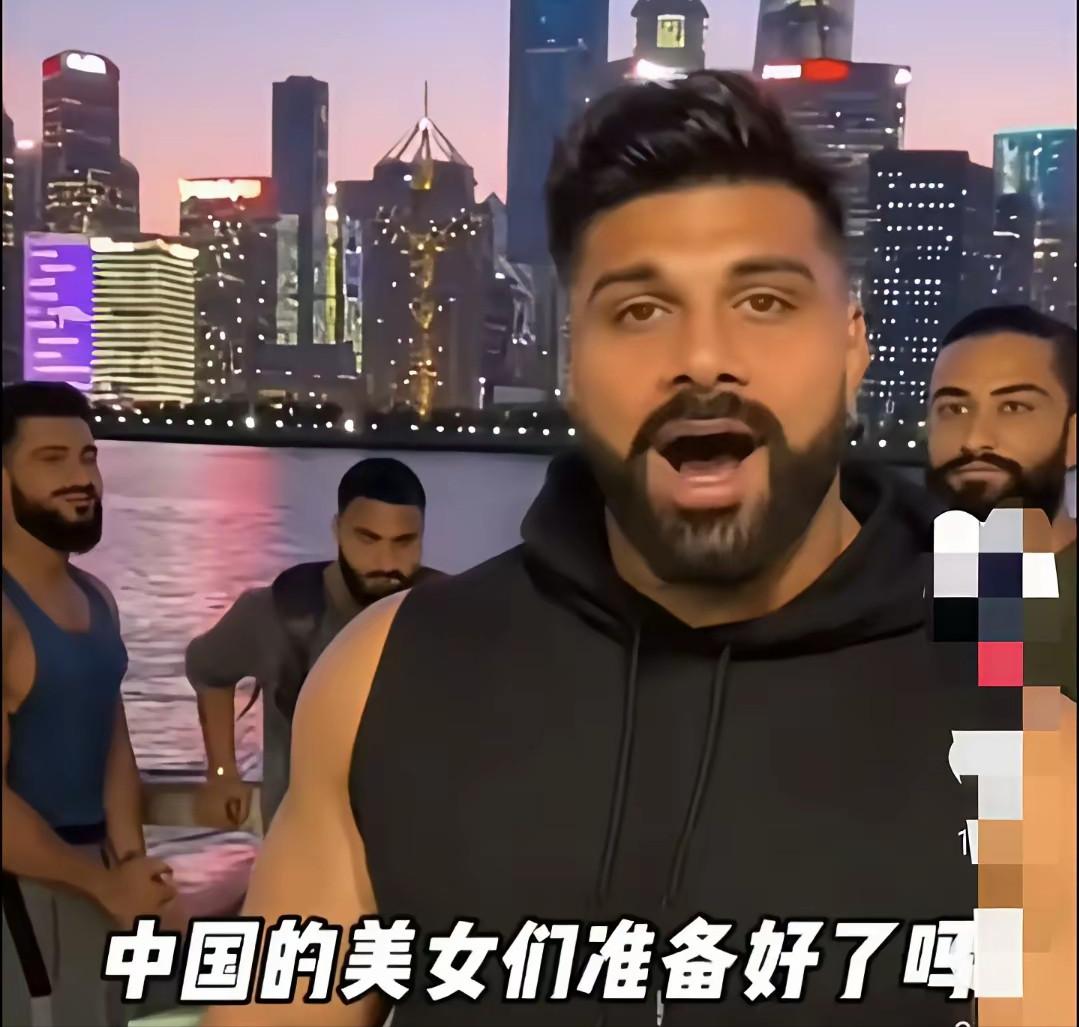 一个印度老哥，对着镜头，用他那自信炸裂的语气朝中国喊话：美女们准备好了没有？我要