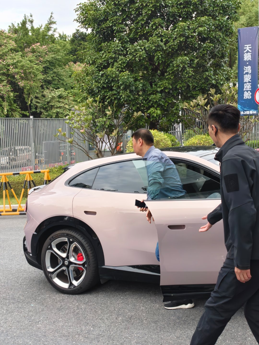 小米汽车的顶尖技术专家坐着小米YU7来广州车展