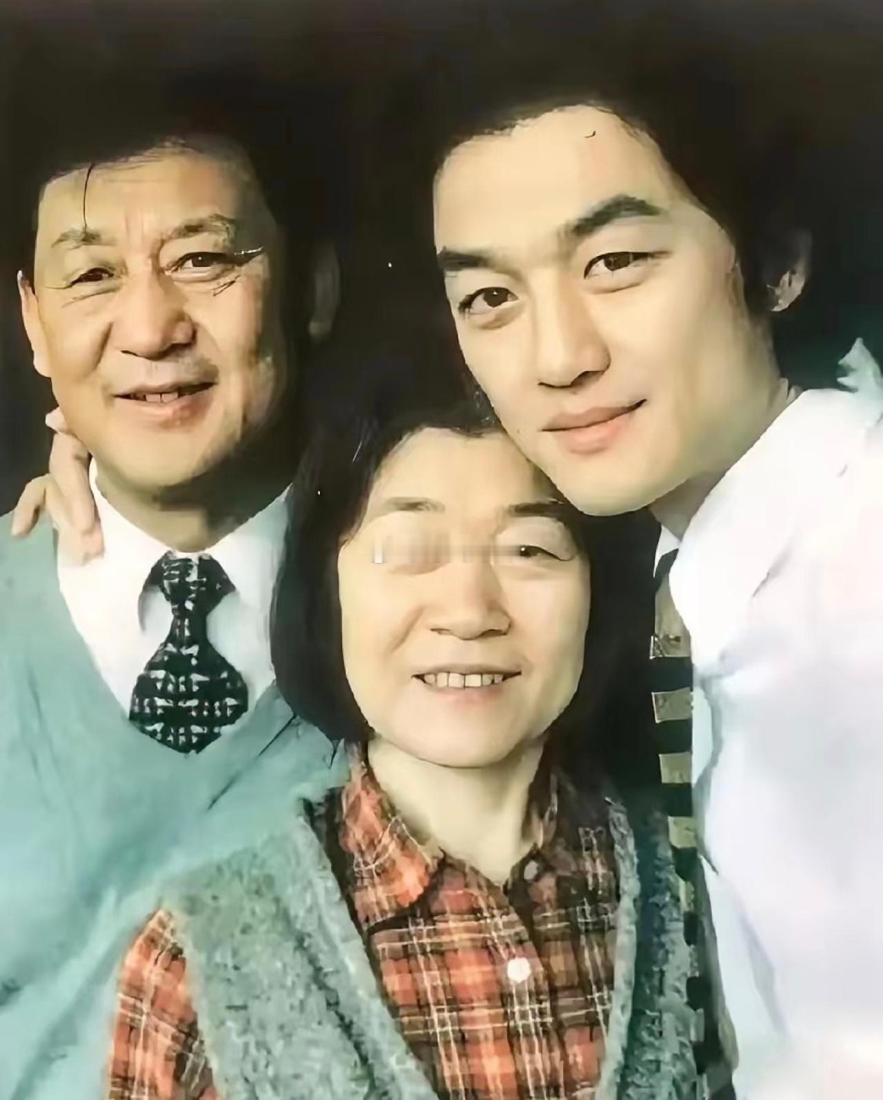 李亚鹏的妈妈，居然都白发苍苍了，真是让人心疼。