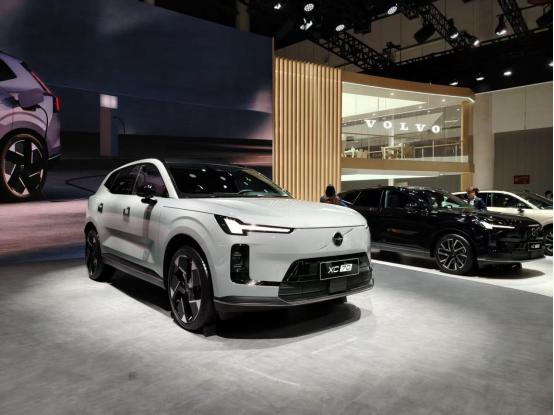 全新XC70成都车展实拍，预售29.99万起，5.28秒破百纯电能跑200km。