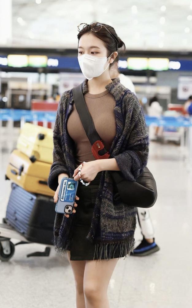 李兰迪穿紧身背心走机场！有人盯着她上围喊惊艳，有人直接跳出来骂她垫东西！你去