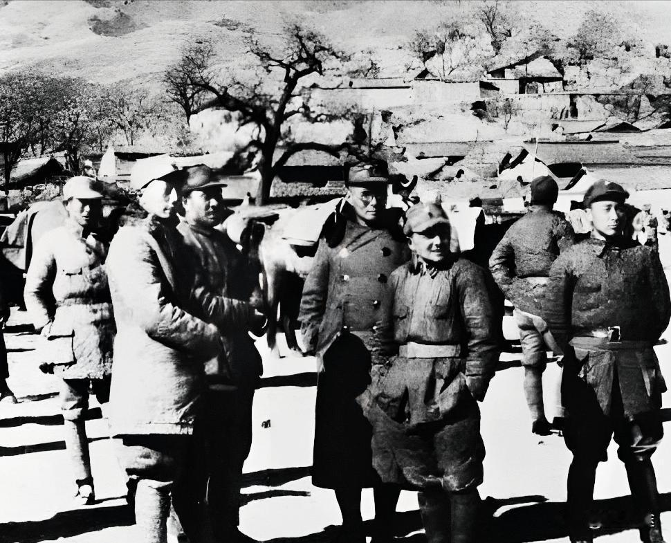 1939年，前排左起：聂荣臻、朱老总、刘伯承等在129师驻地。可以看到北方特有的