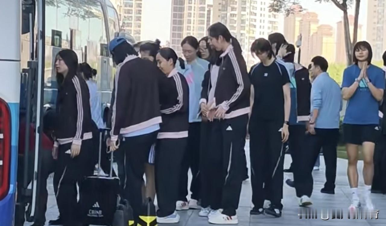 中国女排低调回北京，刚刚看到网上有球迷拍了姑娘们在酒店门口，上巴车离开天津的视频