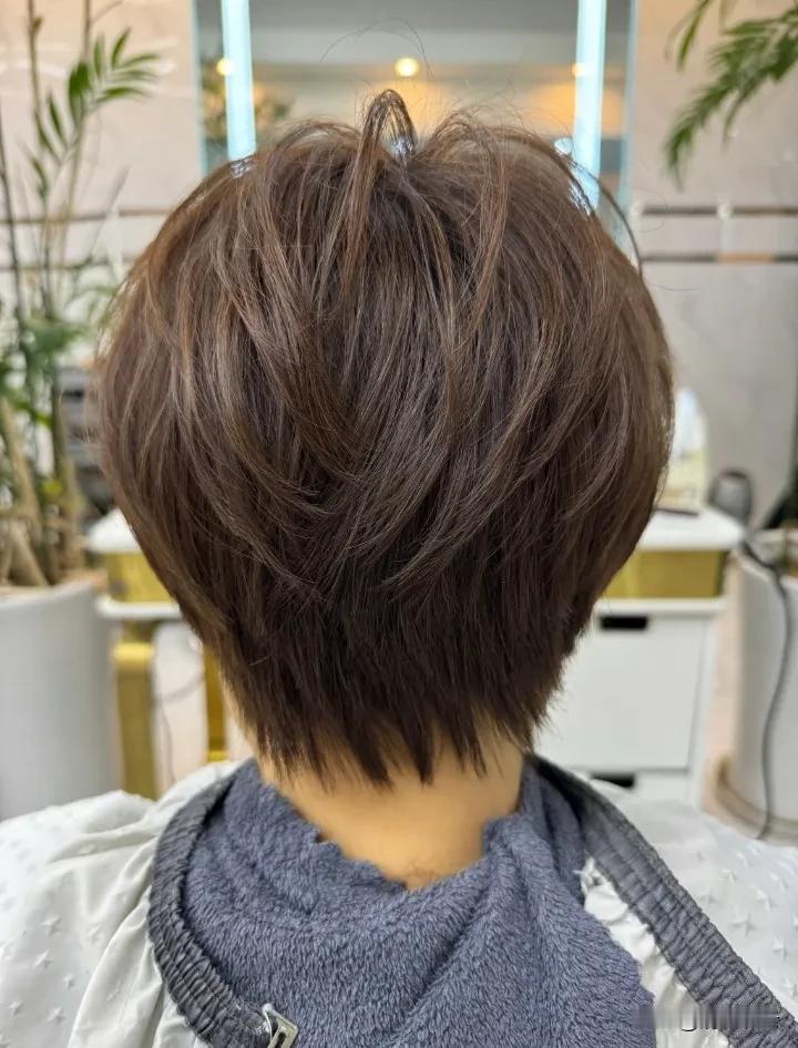 妙龄少女，一头短发俏皮可爱，长相精致忽然心血来潮，想改变形象去理发店，精挑