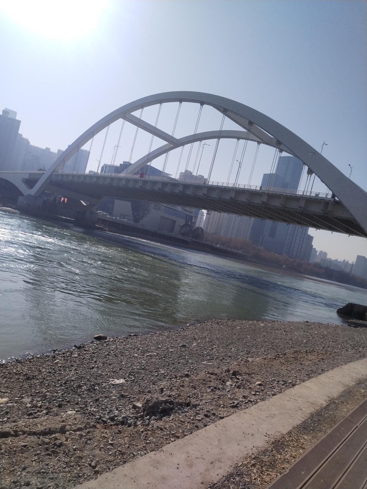 兰州是一座美丽的城市。黄河穿城而过，为这座西北内陆城市增加了不少色彩。兰州黄河断