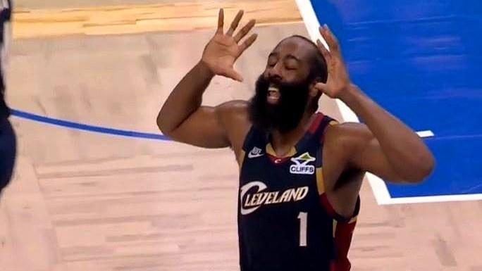 哈登急得都拿命保证了！最后20秒，骑士就差2分啊！一个要命的出界球，裁判直接