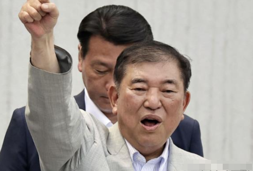 日本公开辱华，石破茂亲自上阵，给中国戴了顶脏帽子。在7日的一场街头演说中，石破茂