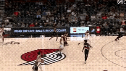 球就像烫手一样，都落在杨瀚森自己头上了，连点了两下，又跳又摸，愣是送给了对手，这