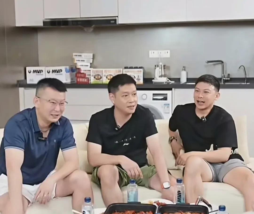 这三人开个直播真是让人笑不活了，直播是有一段是大家讨论自己孩子学什么特长课，张超