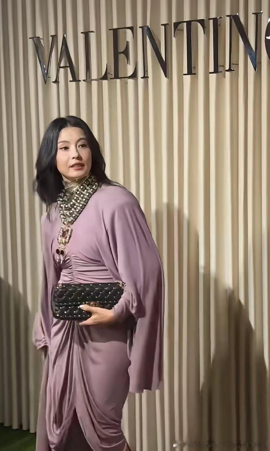看完张柏芝华伦天奴活动的生图，岁月还是败了美人。​​​