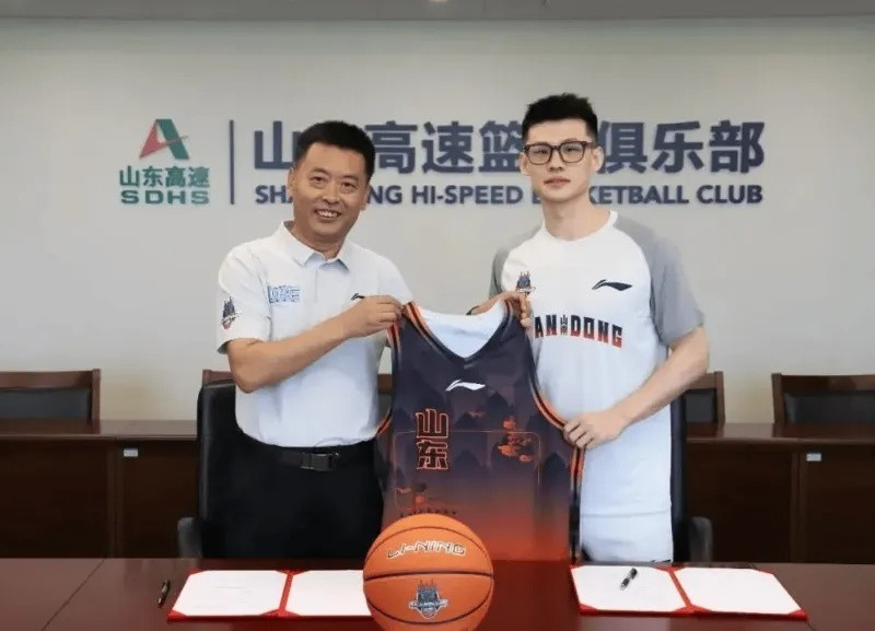 王岚嵚签约，山东高速男篮一门三状元！王岚嵚加盟山东高速一事终于落地。四...
