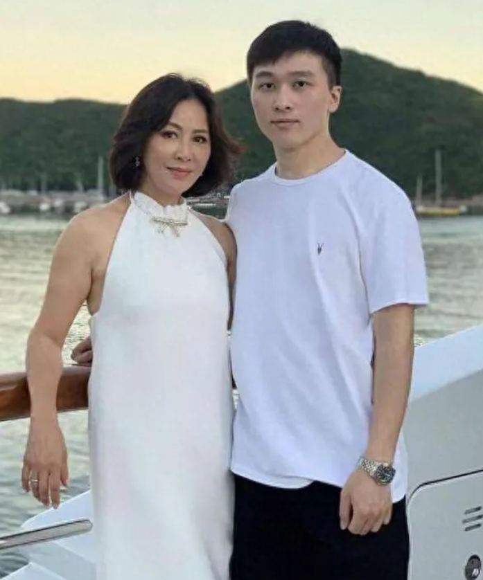 刘嘉玲人老心不老！白色挂脖裙配卷发优雅妩媚，年过半百却美如少女，纤腰薄背惊艳时光