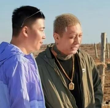 曝刘一手被打网上到处都在传网红饭局起冲突的消息，说刘一手当场被人动手，各种小道消