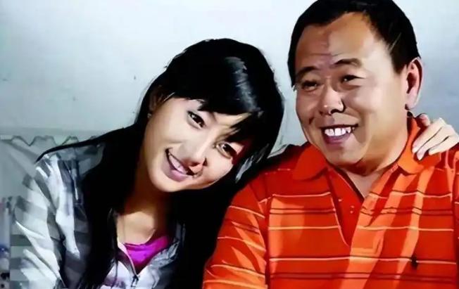 钱再多有啥用？68岁潘长江身家千万，却为42岁女儿操碎心，她才是老爸最大的软肋。