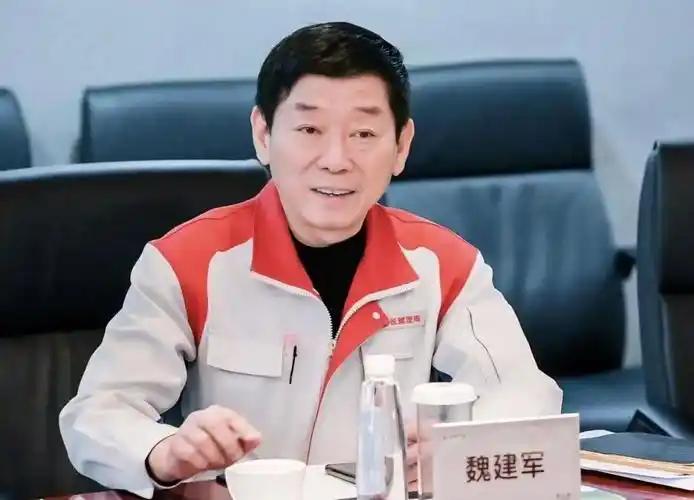我盯着魏建军那条视频看了三遍，越看越觉得，这个六十出头的男人，此刻恐怕真的有点后