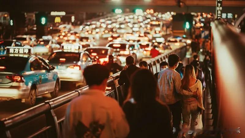 二线城市中产家庭一年开支是17.8万。说大城市全职太太越来越少，不是女生想不想