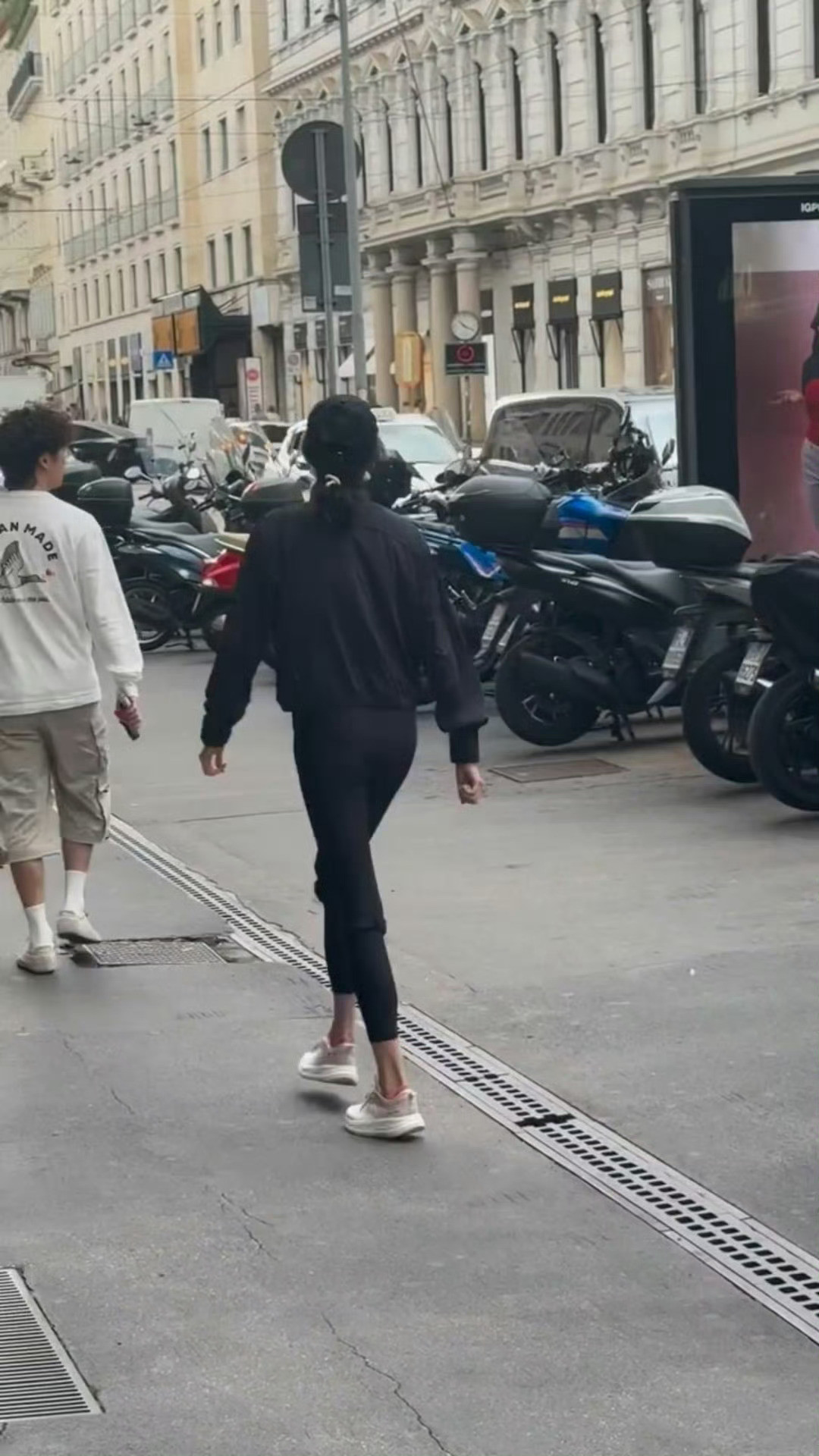 关晓彤米兰随地大小跑关晓彤好长的🦵好漂亮​​​