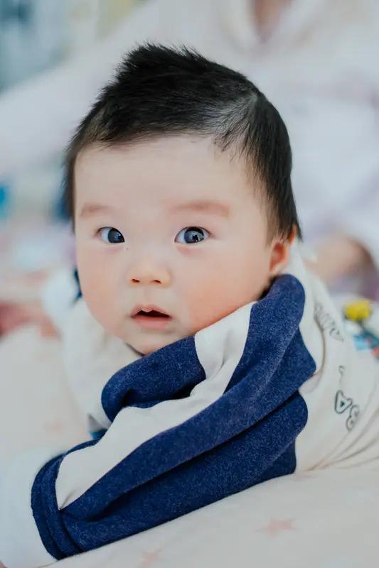 广西一男婴头顶惊现6个发旋，医生一句话点醒无数父母：这才是孩子最大的福气！“