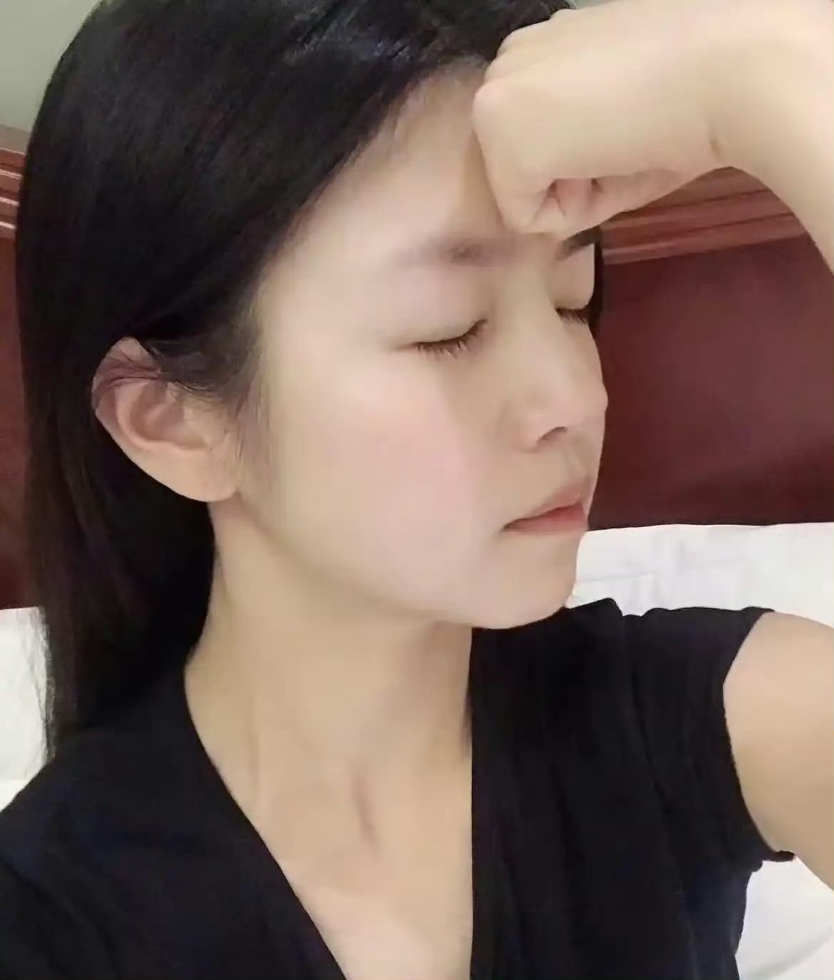 陈妍希这身材管理，真的是把“自律”刻进骨子里了。一天只吃一顿饭，白天全靠两杯咖啡扛着，晚上那顿还是纯