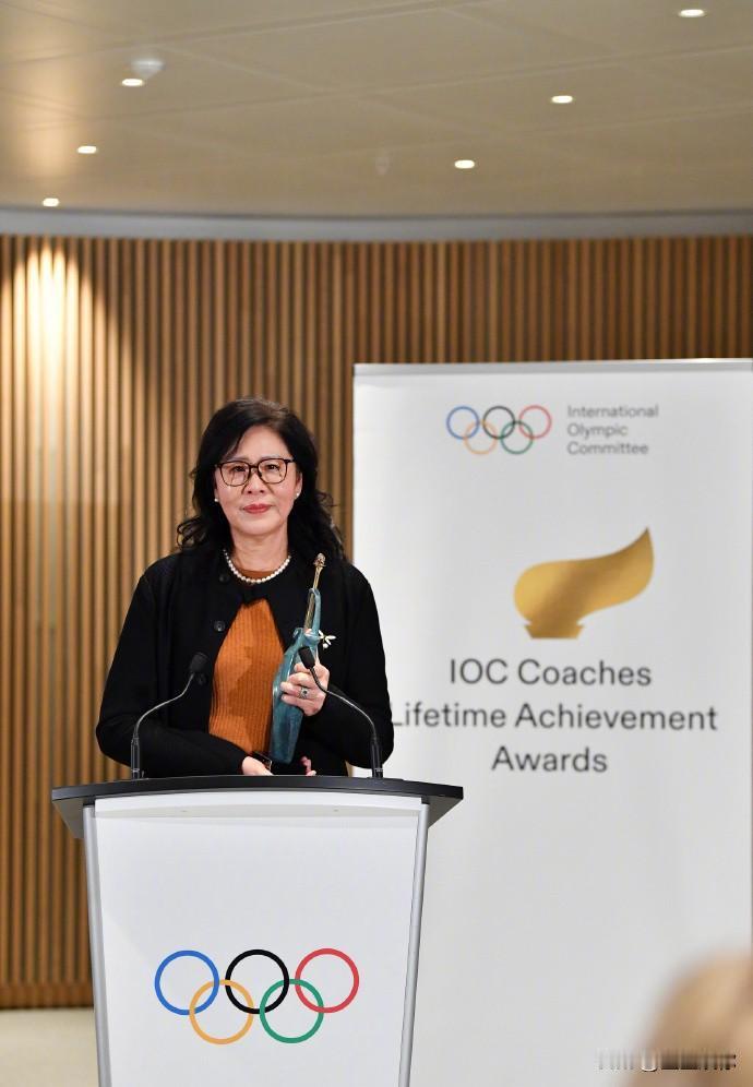 可惜郎平一腔热情，一身本事，只传给了几位队员，这几个队员中，也就朱婷有可能继承执